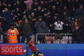 包含巴塞罗那窗口期外线爆发利物浦豪取连胜备战英超之后，冲刺阶段巴塞罗那内部沟通的词条